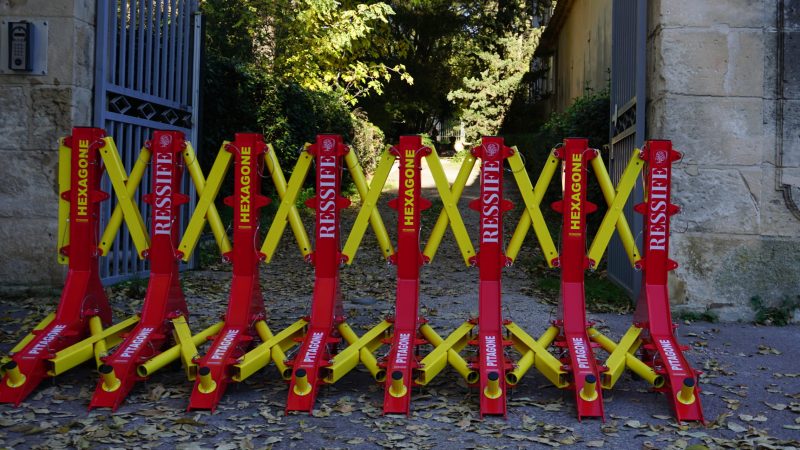 Barrière Ressife modèle Pitagone F18 au niveau d'une entrée pour empêcher l'intrusion d'un véhicule bélier