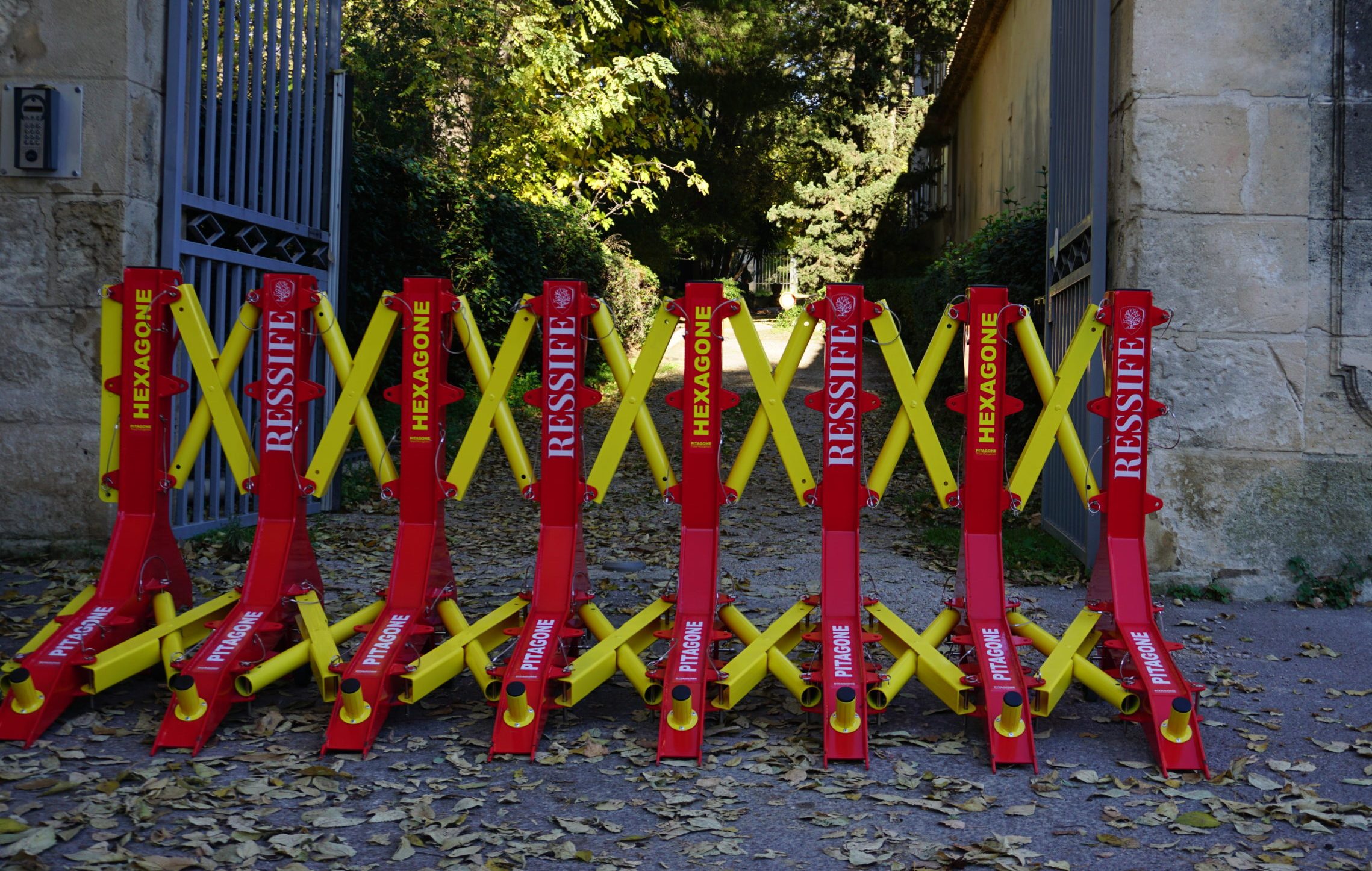 Barrière Ressife modèle Pitagone F18 au niveau d'une entrée pour empêcher l'intrusion d'un véhicule bélier