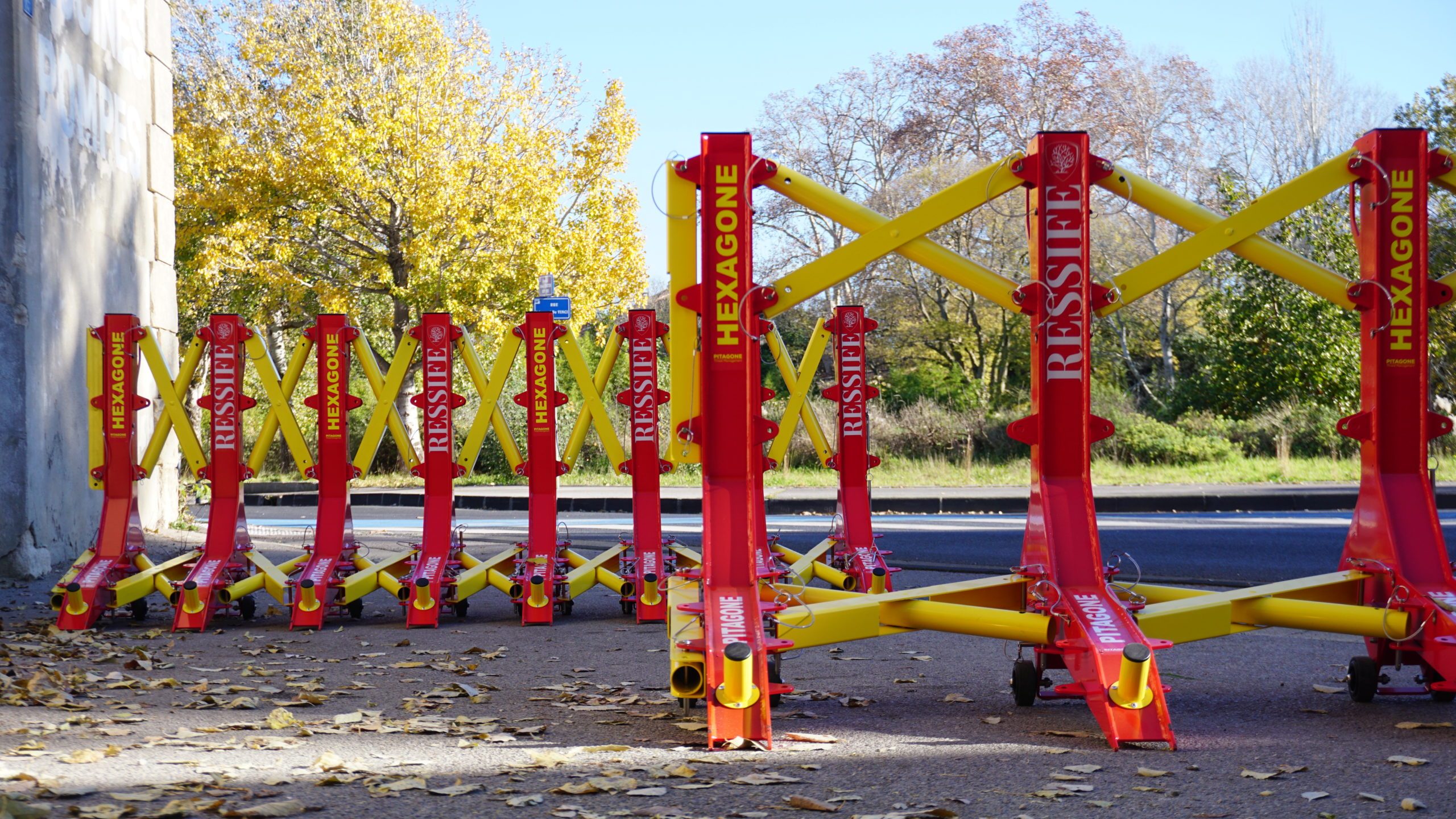 Barrières anti véhicule Bélier Pitagone F18 rouge et Jaune appartenant a la société Ressife les écartement sont différents pour arrêter les véhicules assassins type véhicule léger ou poids lourd