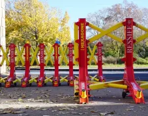 Barrières anti véhicule Bélier Pitagone F18 rouge et Jaune appartenant a la société Ressife les écartement sont différents pour arrêter les véhicules assassins type véhicule léger ou poids lourd