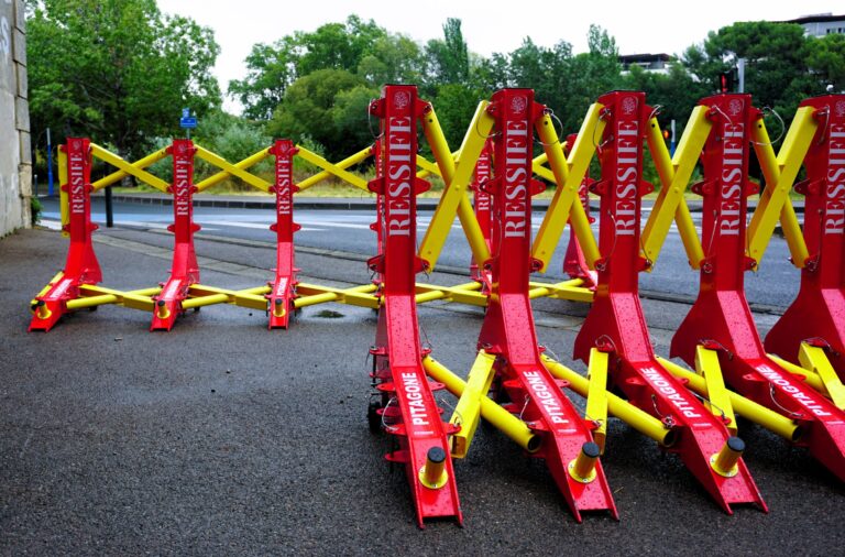 Barrière anti-attentat mobile Pitagone F18 rouge et jaune déployée en milieu urbain